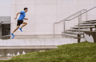 Προπόνηση με τρέξιμο στα σκαλοπάτια