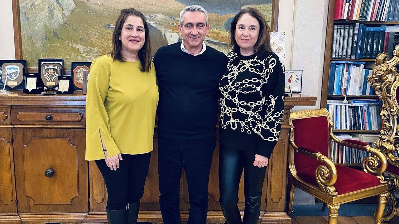 O Περιφερειάρχηw Νοτίου Αιγαίου, Γιώργος Χατζημάρκος, η πρόεδρος της Οργανωτικής Επιτροπής του Διεθνούς Μαραθωνίου Ρόδου & Αντιπρόεδρος της ΕΑΣ ΣΕΓΑΣ Δωδεκανήσου, κα Μαριέτα Παπαβασιλείου και η Γενική Συντονίστρια του αγώνα, κα Ελένη Αδαμάκη.