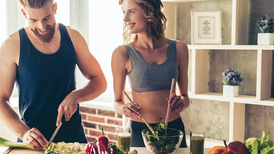 runner couple meal - δρομείς ετοιμάζουν γεύμα