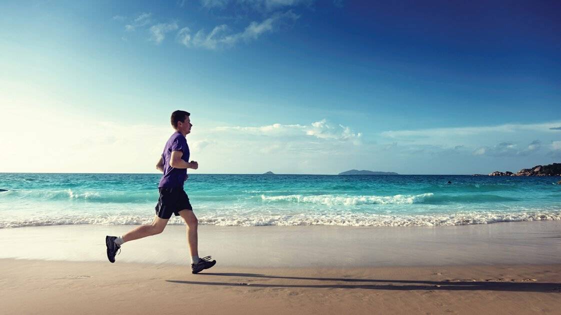 runnnig-by-the-sea