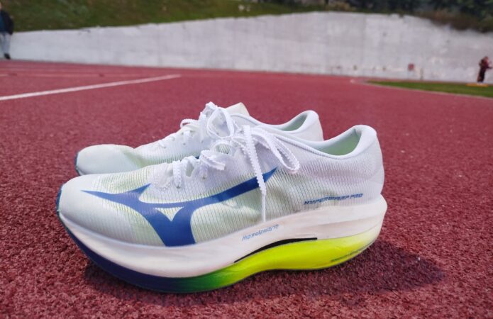 Mizuno Hyperwarp PRO: Η πρώτη γνωριμία με το Super Trainer της "οικογένειας"
