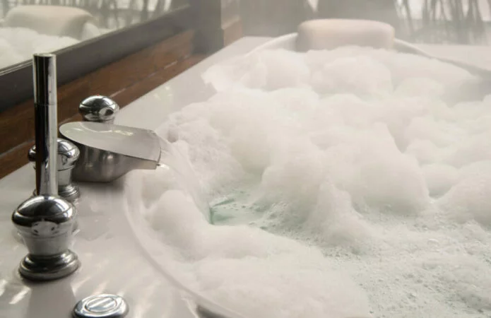 Ζεστά μπάνια: Μπορούν να σε κάνουν πιο γρήγορο δρομέα;