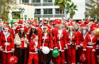 Περισσότεροι από 1.000 Αϊ Βασίληδες συμμετείχαν στο Athens Santa Run 2025