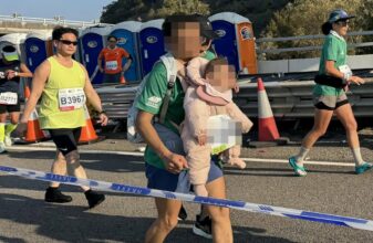 Hong Kong Marathon: Οι διοργανωτές έβγαλαν εκτός αγώνα άνδρα που έτρεχε με μωρό σε μάρσιπο