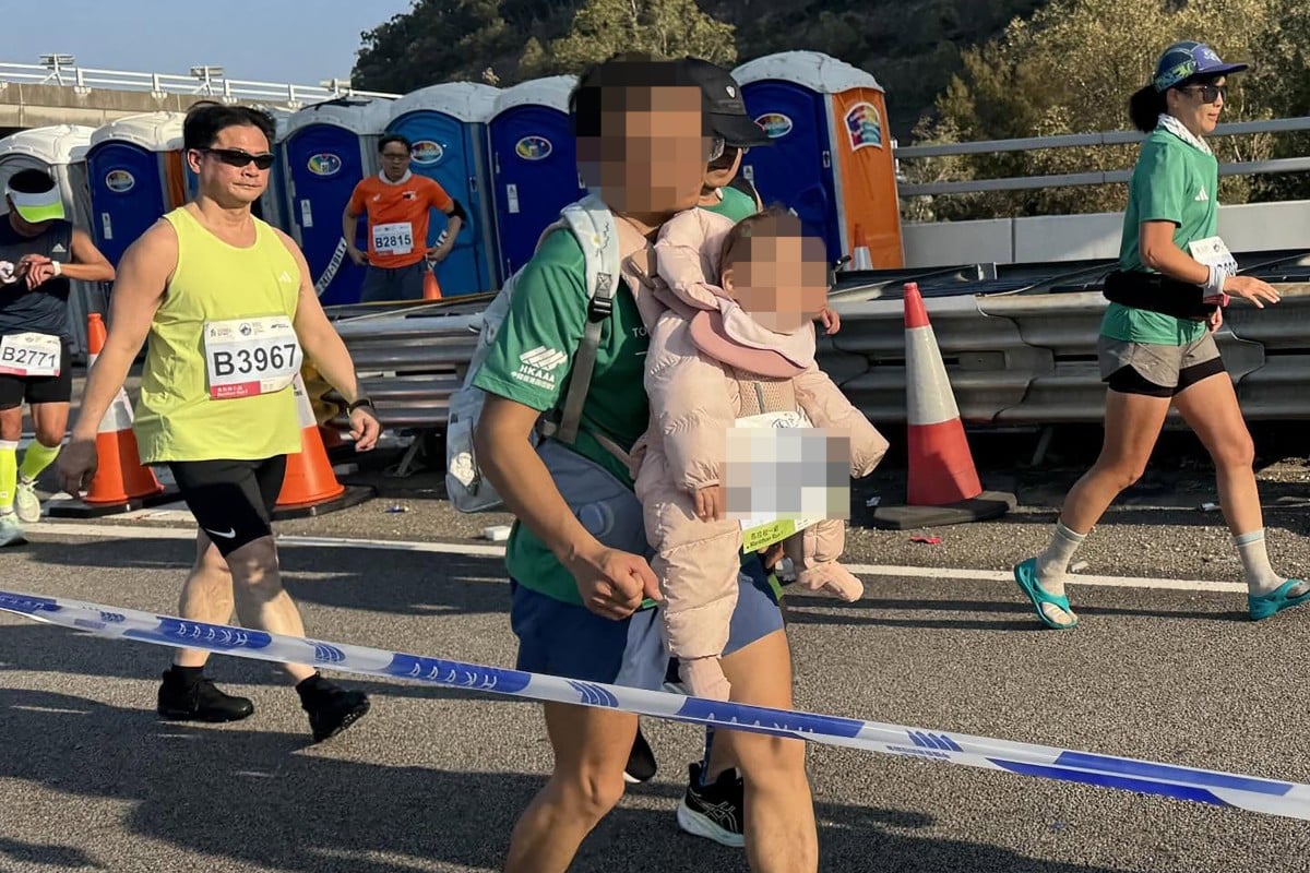 Hong Kong Marathon: Οι διοργανωτές έβγαλαν εκτός αγώνα άνδρα που έτρεχε με μωρό σε μάρσιπο