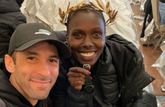 O δρομέας που δάνεισε το ρολόι του στην νικήτρια του Boston Marathon