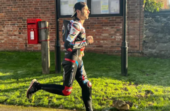 Ο Sylvain Guintoli έτρεξε με αγωνιστική στολή μηχανής στη μνήμη του γιού του στον London Marathon