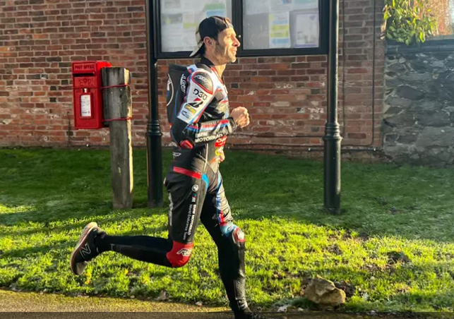 Ο Sylvain Guintoli έτρεξε με αγωνιστική στολή μηχανής στη μνήμη του γιού του στον London Marathon