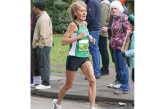 Εντυπωσιακό ρεκόρ στον Ημιμαραθώνιο από την 61χρονη Sarah Gee