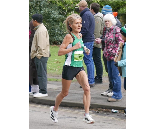Εντυπωσιακό ρεκόρ στον Ημιμαραθώνιο από την 61χρονη Sarah Gee