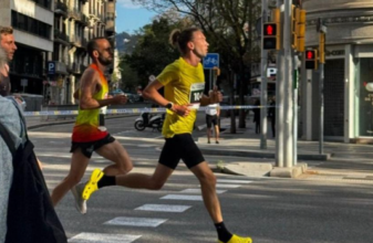 Έτρεξε Μαραθώνιο σε 2:30 φορώντας crocs στο Βερολίνο!